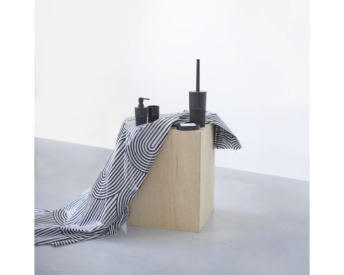 Badezimmer-Set mit Seifenspender, Becher, Seifenschale und WC-Bürste auf einem Holzhocker mit gestreiftem Tuch