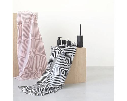 Badezimmer-Szene mit Badtextilien und Badaccessoires