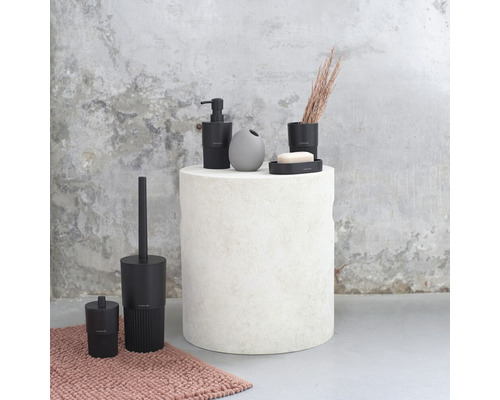 Badzubehörset mit Seifenspender, Seifenschale, Zahnputzbecher, Toilettenbürste und Vase auf einem Beistelltisch