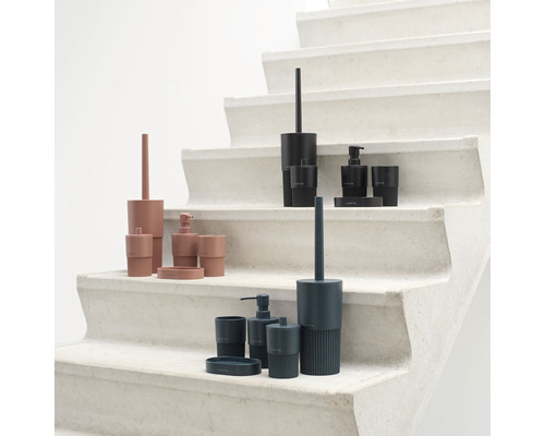 Badezimmer-Accessoires Sets inklusive Seifenspender, Becher, Seifenschale und WC-Garnitur auf Treppenstufen