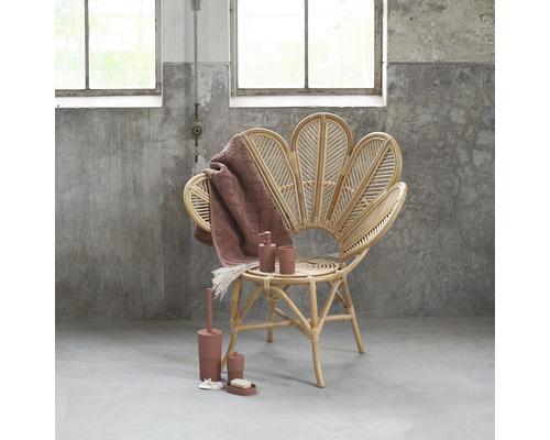 Badezimmer Stillleben mit Rattansessel, Handtuch und Badezimmeraccessoires