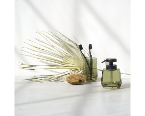 Badezimmerzubehör mit Seifenspender, Zahnbürsten, Becher und Naturschwamm