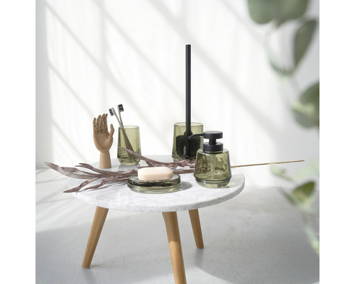 Badezimmer-Set aus Glas mit Seifenspender, Seifenschale, Zahnputzbecher und Toilettenbürste auf einem Tisch