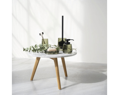 Badezimmeraccessoires aus Glas auf einem kleinen Tisch