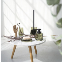 Badezimmer-Set aus Glas mit Seifenspender, Seifenschale, Zahnputzbecher und WC-Garnitur auf einem Tisch