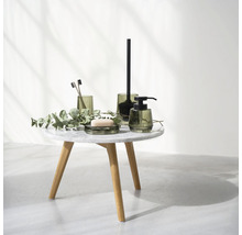 Badezimmer-Accessoires Set auf einem Tisch mit Marmorplatte und Holzbeinen