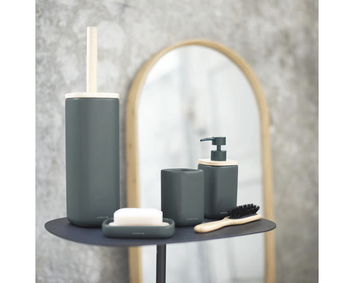 Badezimmer-Set mit Seifenspender, Seifenschale, Zahnbürstenhalter, WC-Bürste und Bürste auf einem Tisch vor einem Spiegel