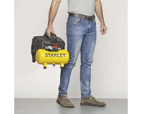 Une personne tient un compresseur Stanley portable.