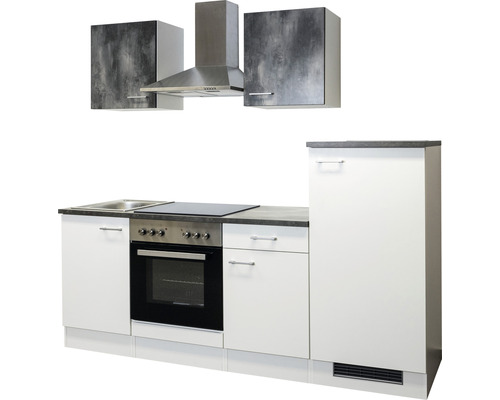 Küchenzeile mit Spüle, Kochfeld, Backofen, Dunstabzugshaube und Hängeschränken