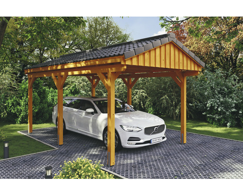 Carport simple SKAN Holz Fichtelberg 317 x 566 cm chêne clair Abri de voiture en bois avec voiture et pavés dans le jardin