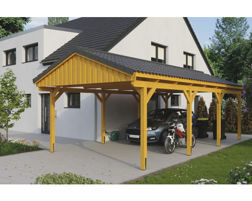 Carport simple SKAN Holz Fichtelberg 423 x 808 cm chêne clair Abri de voiture en bois avec voiture et moto devant une maison