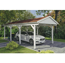 Abri de voiture en bois blanc avec une voiture en dessous dans le jardin