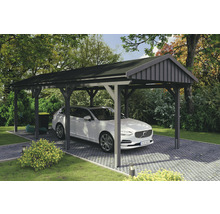 Carport aus Holz mit Auto und Gartengeräten im Hintergrund