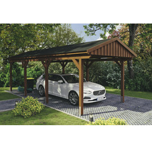 Abri de voiture en bois avec voiture sur sol pavé