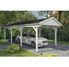 Weißer Holzcarport mit Auto auf gepflastertem Untergrund