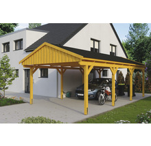 Holzcarport mit Auto und Motorrad vor einem Haus