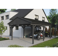 Carport aus Holz mit Auto und Motorrad vor einem Haus