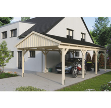Carport aus Holz mit Auto und Motorrad vor einem Wohnhaus