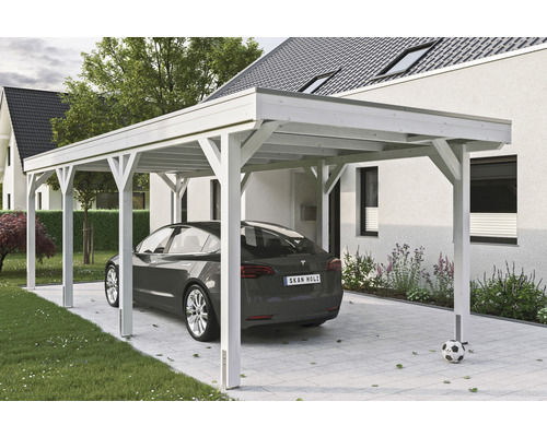 Carport simple SKAN Holz Grunewald 321 x 796 cm blanc Abri de voiture en bois blanc avec voiture dans une cour pavée.