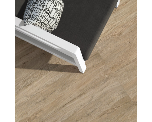 Carrelage de sol imitation bois à côté d''une chaise longue avec coussin