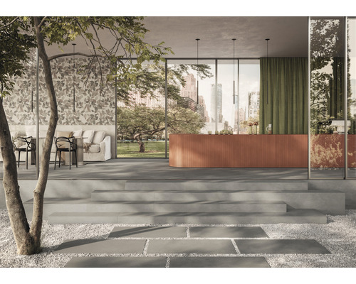 Großzügiger Raum mit Steintreppe, Kies, Terrasse und Sitzbereich