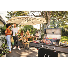 Une garden-party avec barbecue, table à manger et parasol.