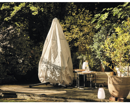 Scène de jardin avec housse de protection pour hamac