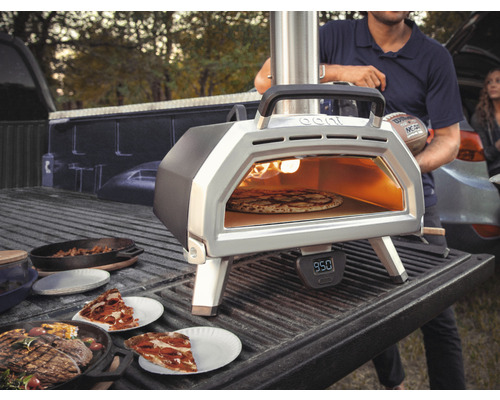 Four à pizza sur une plateforme de camion avec pizza et autres aliments