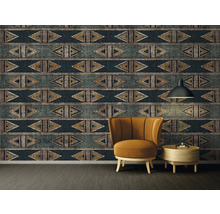 Pièce décorative avec fauteuil, table d''appoint, lampe et papier peint à motifs