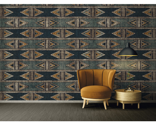 Pièce décorative avec fauteuil, table d''appoint, lampe et papier peint à motifs