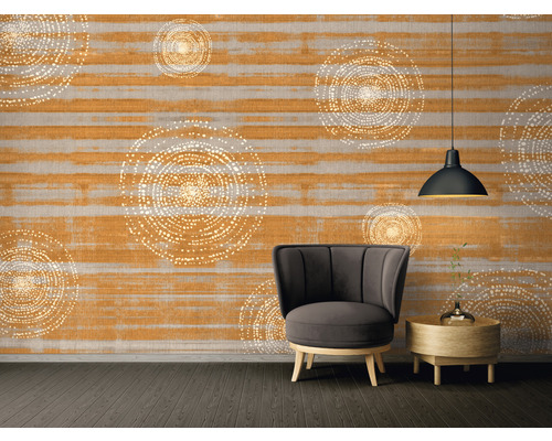 Vue d''une pièce avec papier peint à motifs, fauteuil, table d''appoint et suspension