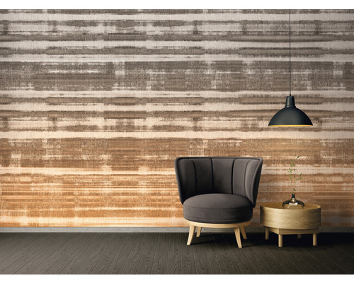 Salon avec fauteuil, table d''appoint et papier peint à motifs