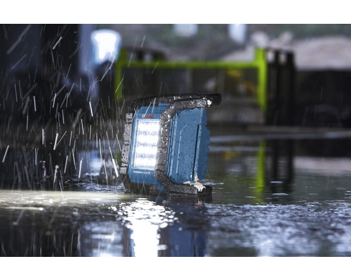 Projecteur de chantier sans fil Bosch sous la pluie