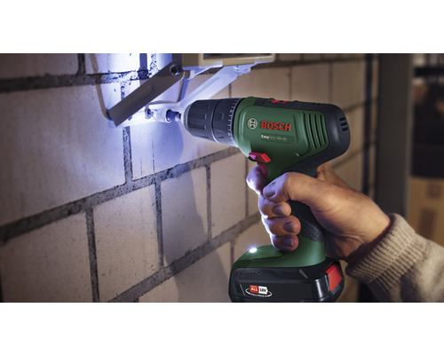 Perceuse perçant un mur de briques