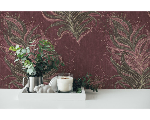 Papier peint décoratif avec motif de plumes et accessoires pour la maison sur une table