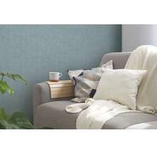 Dekoratives Wohnzimmer mit Sofa, Kissen und Beistelltisch