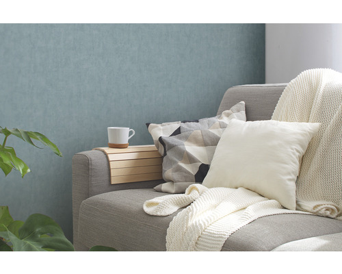 Salon décoratif avec canapé, coussins et table d''appoint