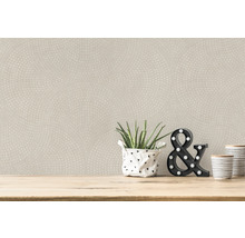Dekorative Tapete mit geometrischem Muster im Interieur mit Pflanze und Dekorationen