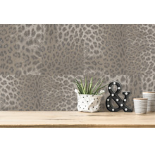 Papier peint à motif animalier, plante en pot et symbole & décoratif sur une table