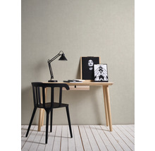Schreibtisch mit schwarzem Stuhl und Lampe auf Holzboden