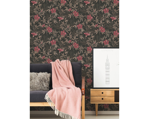 Intérieur décoratif avec papier peint à fleurs, canapé, couverture et table d''appoint