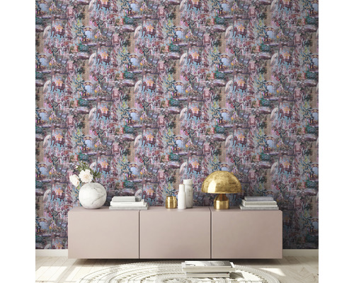 Papier peint décoratif avec plantes et animaux dans une pièce avec commode.