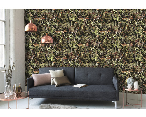 Wohnzimmer mit Sofa und Dschungeltapete mit Tier- und Pflanzenmotiven