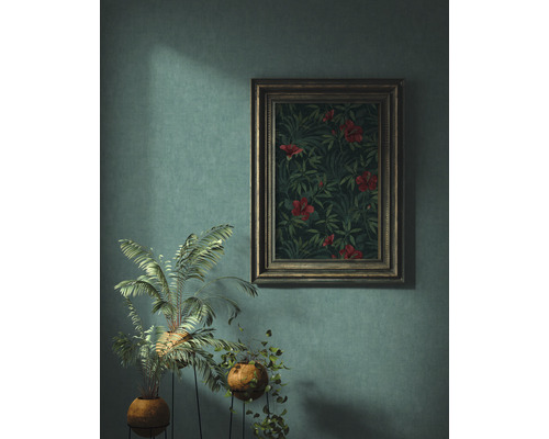 Image encadrée avec motif floral sur un mur avec deux plantes en pot