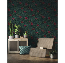Wohnzimmer mit Hibiskus Tapete, Rattansessel und Zimmerpflanzen auf einem Schrank