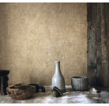 Dekorative Szene mit Keramik, Holz und Textilien für eine atmosphärische Raumgestaltung.