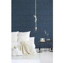 Schlafzimmer mit Bett, Nachttischen und einer Wand mit Backsteinoptik