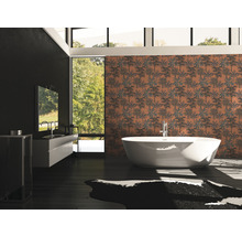 Helles Badezimmer mit Badewanne, Waschtisch und gemusterter Tapete