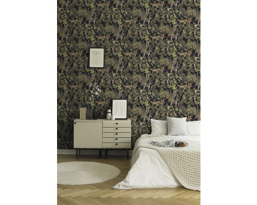 Schlafzimmer mit Tapete mit Dschungelmotiven, Kommode und Bett