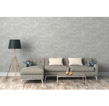 Wohnzimmer mit grauer Couch, Stehlampe und Tapete mit Baummuster